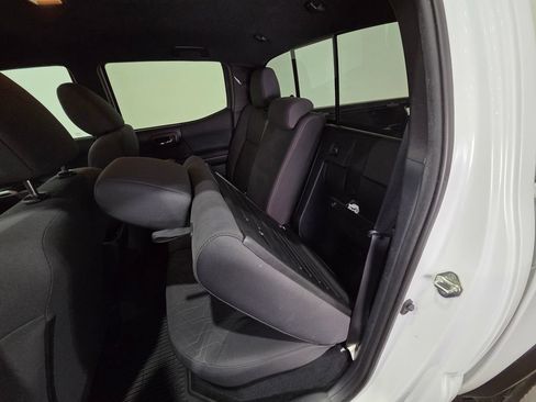 Used 2018 Toyota Tacoma TRD Off-Road w/ Technology Package AWD/4WD image 18