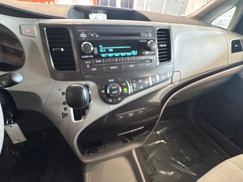 Used 2014 Toyota Sienna LE FWD image 33