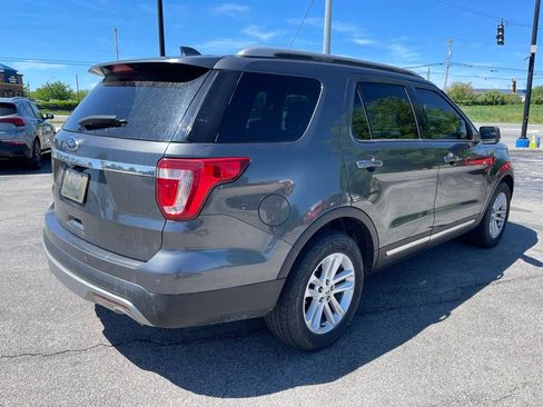 Used 2017 Ford Explorer XLT FWD image 3