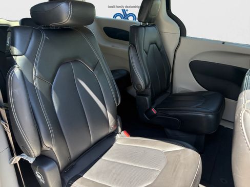 Used 2023 Chrysler Pacifica Touring-L FWD image 19