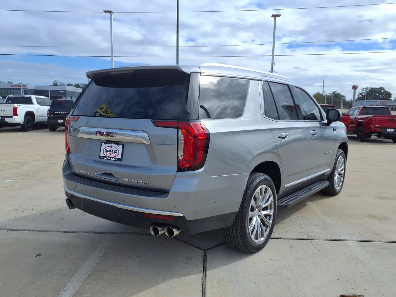 Used 2024 GMC Yukon Denali w/ Advanced Technology Package AWD/4WD image 4