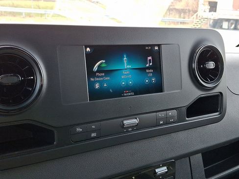 Used 2024 Mercedes-Benz Sprinter 2500 image 18