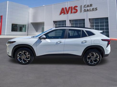 Used 2025 Chevrolet Trax LT w/ LT Convenience Package image 10