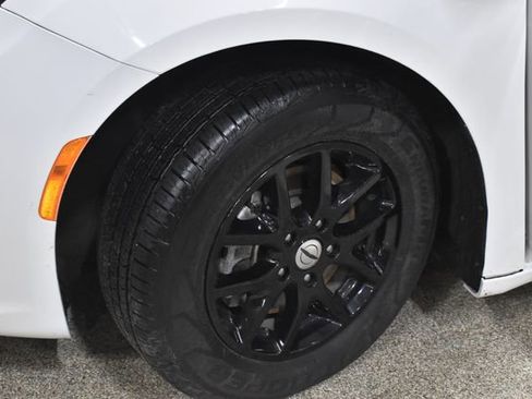 Certified 2022 Chrysler Pacifica Touring-L image 11