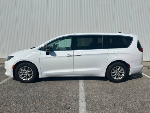 Used 2024 Chrysler Voyager LX FWD image 3