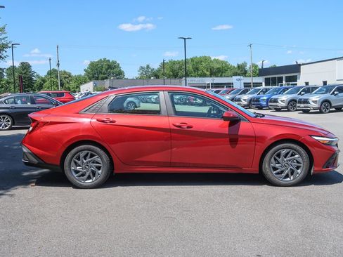 Used 2024 Hyundai Elantra SEL FWD image 9