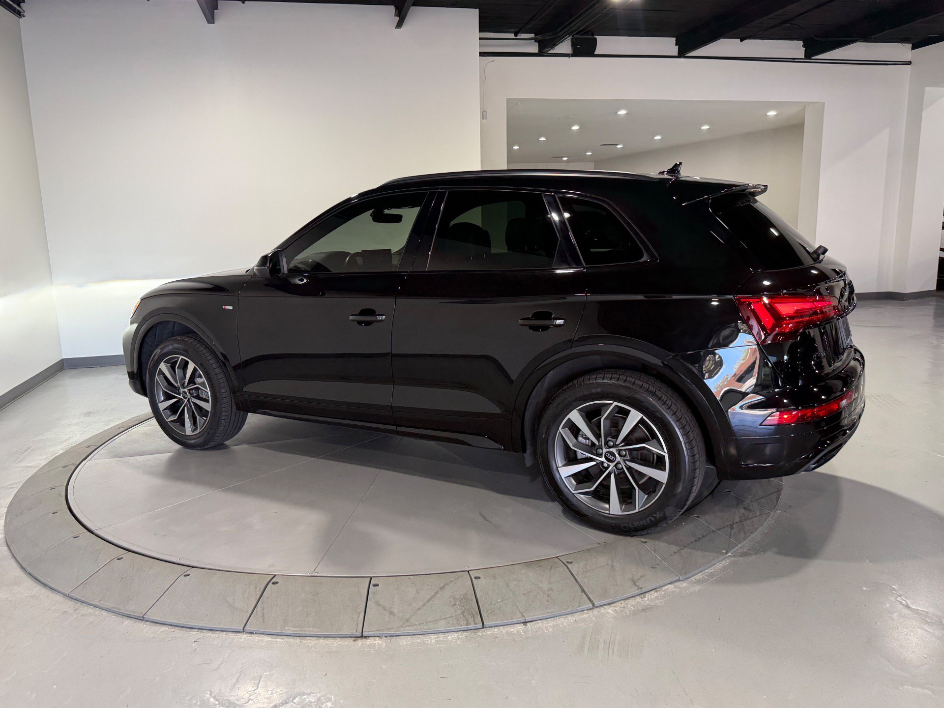 Used 2024 Audi Q5 2.0T Premium w/ Summer of Audi Package AWD/4WD image 14