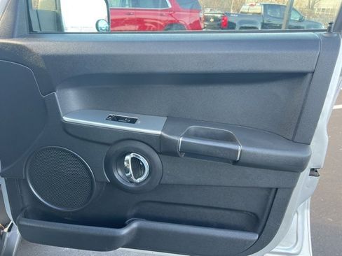 Used 2010 Jeep Commander Sport image 10