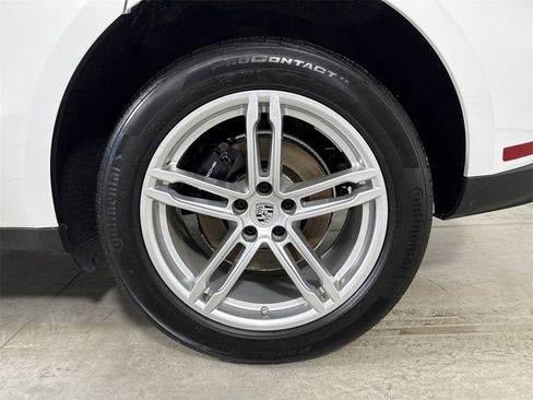Certified 2023 Porsche Macan image 14