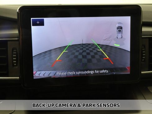 Used 2022 Ford Explorer XLT w/ Equipment Group 202A image 5