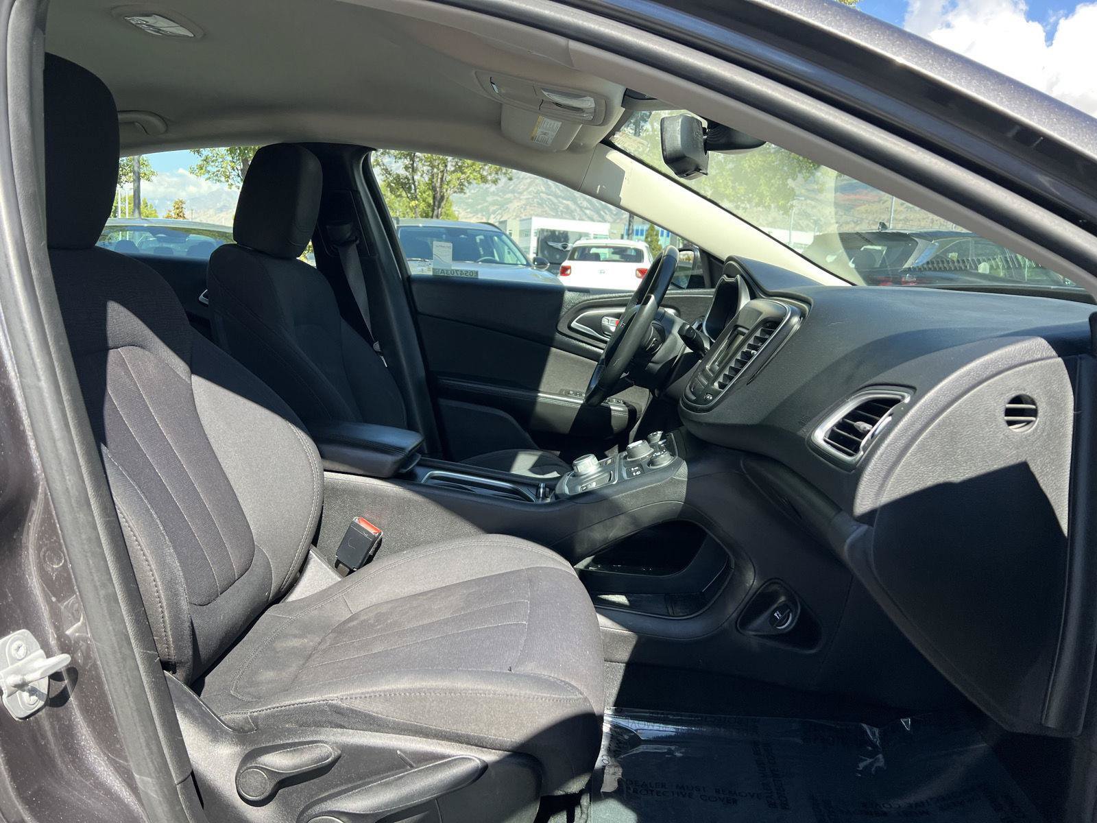 Used 2015 Chrysler 200 Limited w/ Convenience Group FWD image 4