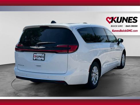 Used 2023 Chrysler Pacifica Touring-L FWD image 10