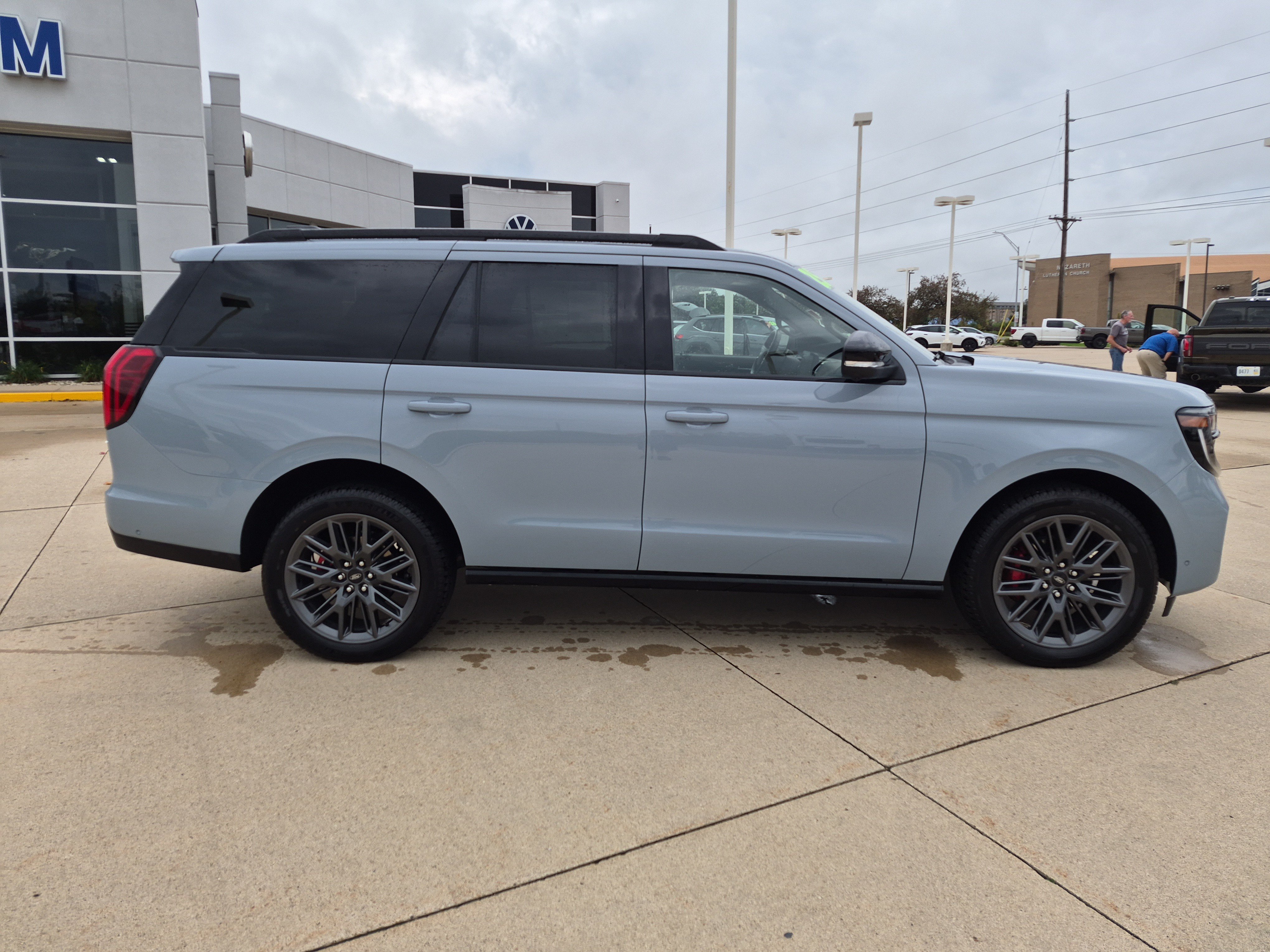 Used 2025 Ford Expedition Platinum w/ Stealth Performance Package AWD/4WD image 3
