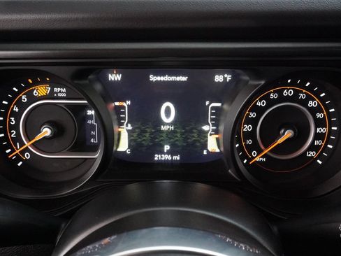 Used 2025 Jeep Wrangler Unlimited Sahara AWD/4WD image 11