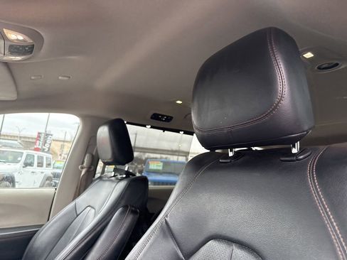 Used 2020 Chrysler Pacifica Touring-L image 19
