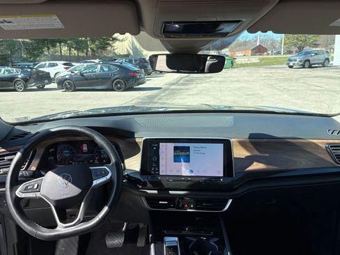 Used 2025 Volkswagen Atlas SE image 34