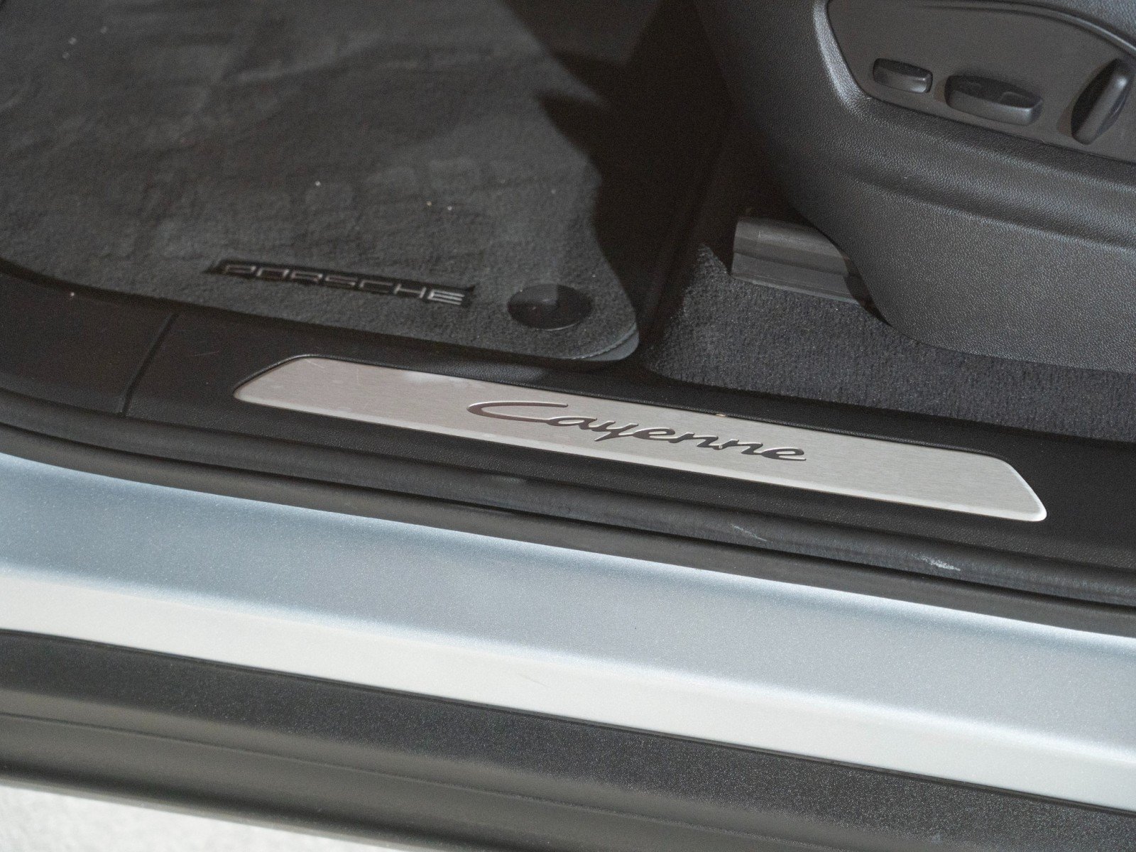 Certified 2024 Porsche Cayenne AWD/4WD image 12