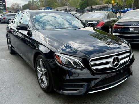 Used 2017 Mercedes-Benz E 300 4MATIC image 3