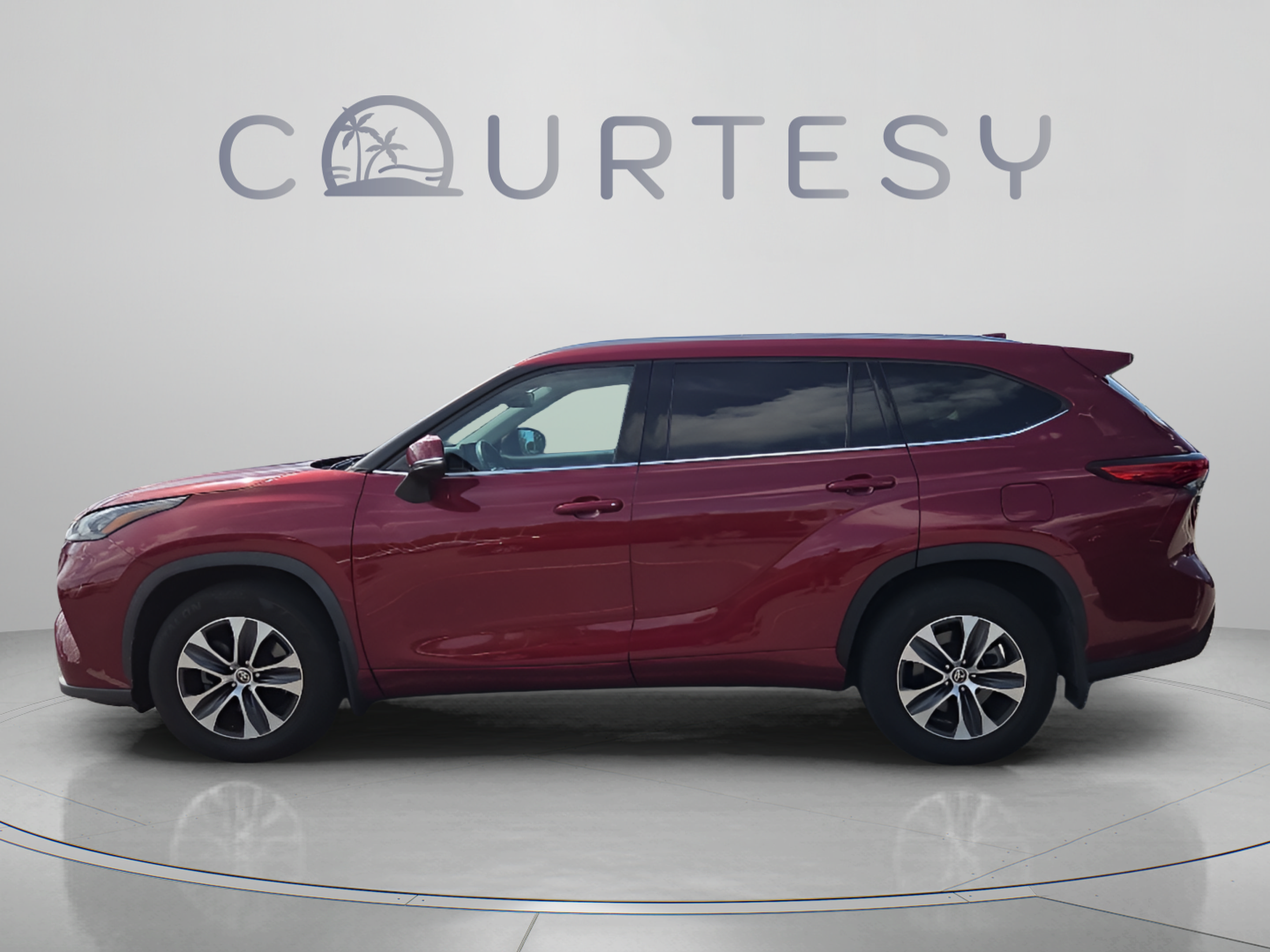 Used 2020 Toyota Highlander XLE AWD/4WD image 2