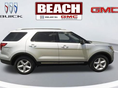 Used 2019 Ford Explorer XLT FWD image 2