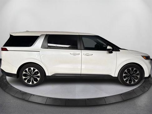 Used 2022 Kia Carnival EX image 4