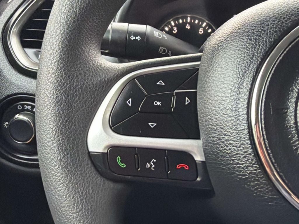 Used 2023 Jeep Renegade Latitude AWD/4WD image 32