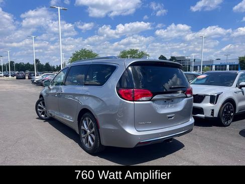 Used 2019 Chrysler Pacifica Limited w/ Tire & Wheel Group FWD image 6