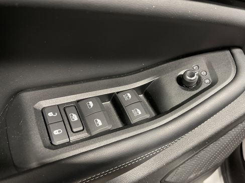 Used 2024 Jeep Grand Cherokee Laredo image 8