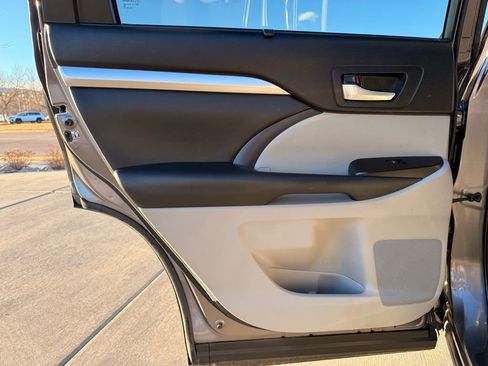 Used 2015 Toyota Highlander XLE image 24