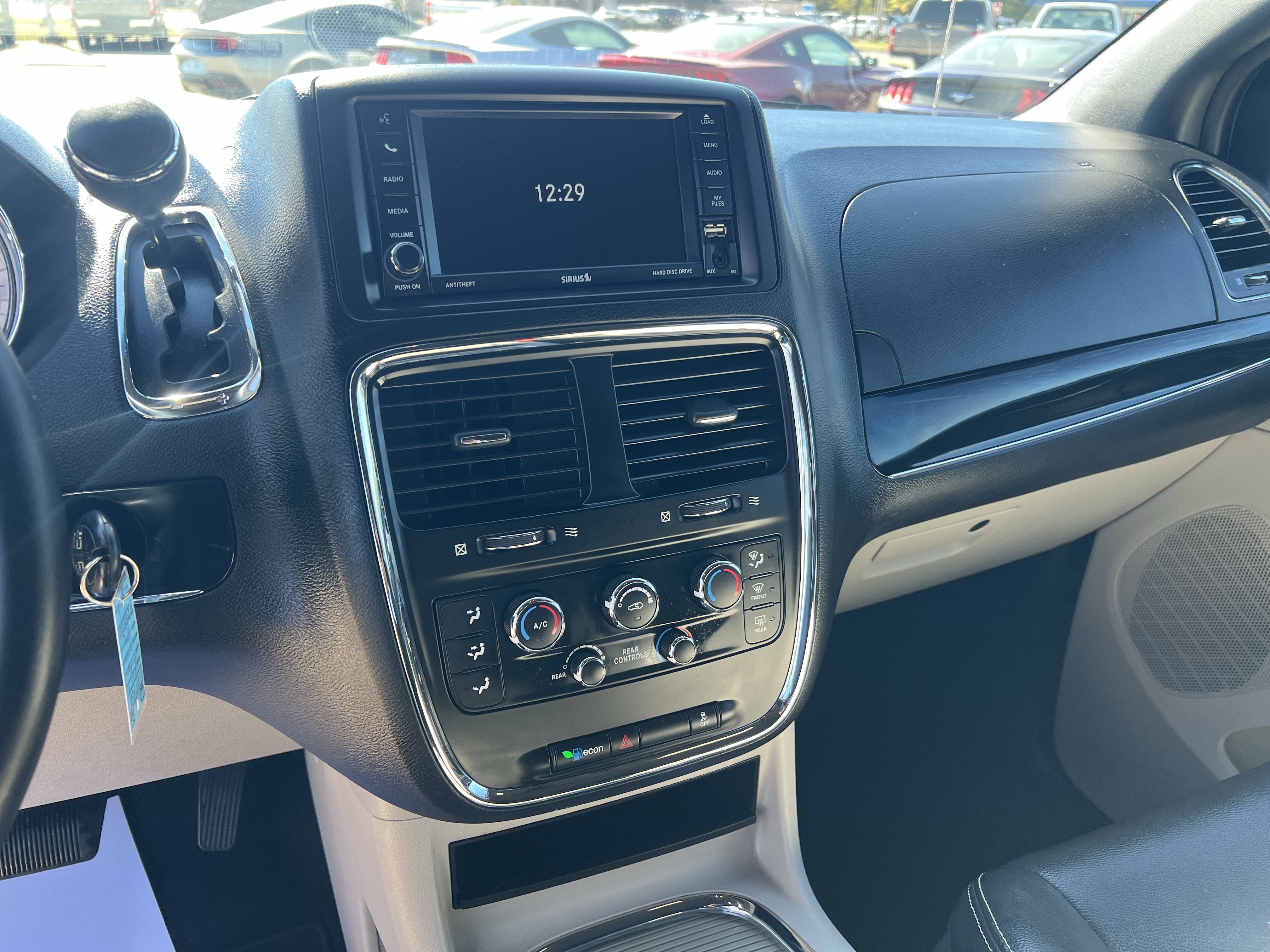 Used 2017 Dodge Grand Caravan SXT FWD image 19