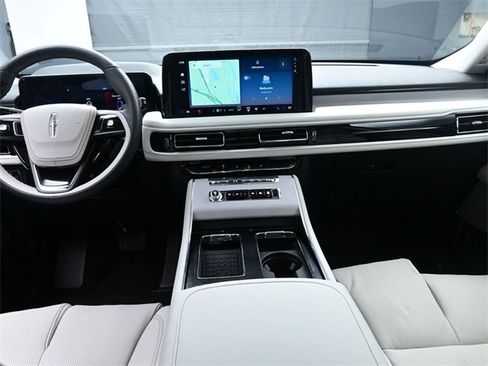 Used 2025 Lincoln Aviator Reserve w/ Equipment Group 201A image 9