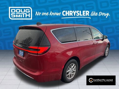 Used 2024 Chrysler Pacifica Touring-L image 6