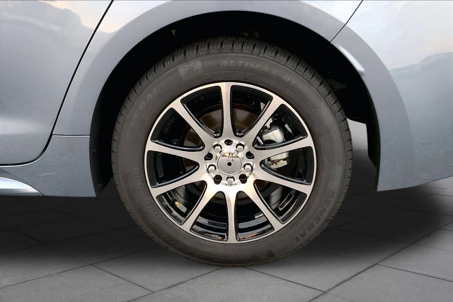 Used 2025 Toyota Corolla LE FWD image 11