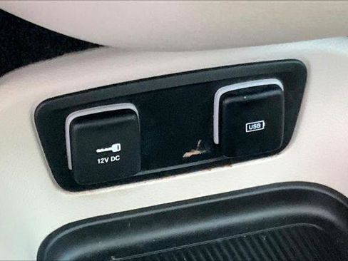 Certified 2019 Chrysler Pacifica Limited image 31