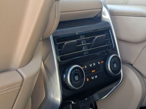 Used 2025 Land Rover Range Rover Long Wheelbase SE image 12