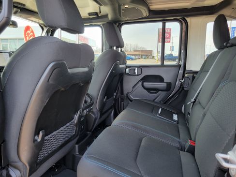 Used 2025 Jeep Wrangler Unlimited Rubicon 4xe w/ Convenience Group image 18