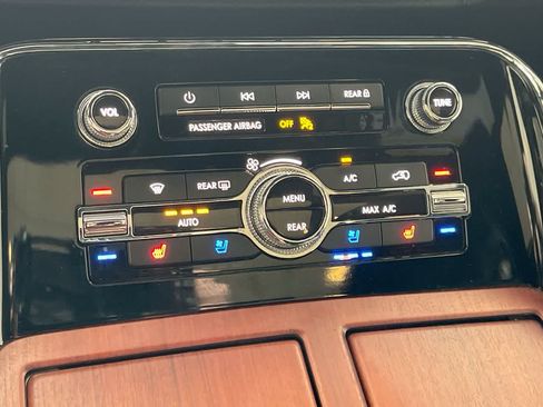 Used 2020 Lincoln Navigator L Reserve w/ Equipment Group 208A Reserve AWD/4WD image 19