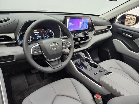 Used 2023 Toyota Highlander XLE AWD/4WD image 14