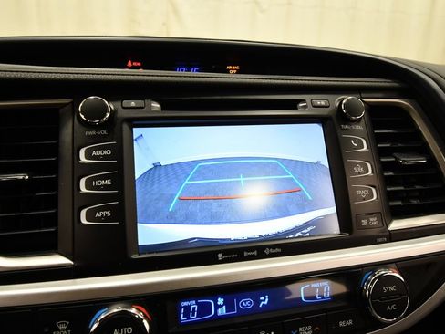 Used 2018 Toyota Highlander XLE AWD/4WD image 25