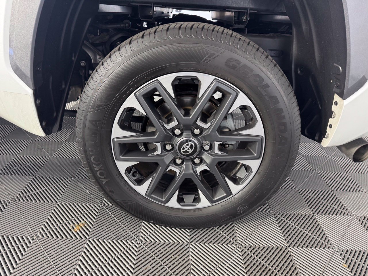 Used 2025 Toyota Tundra Limited AWD/4WD image 13