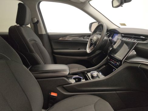 Used 2023 Jeep Grand Cherokee Laredo AWD/4WD image 21