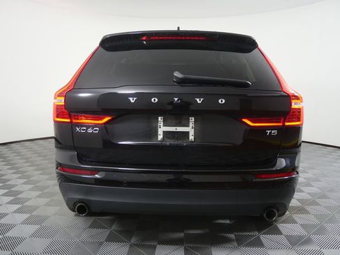 Used 2021 Volvo XC60 T5 Momentum image 4