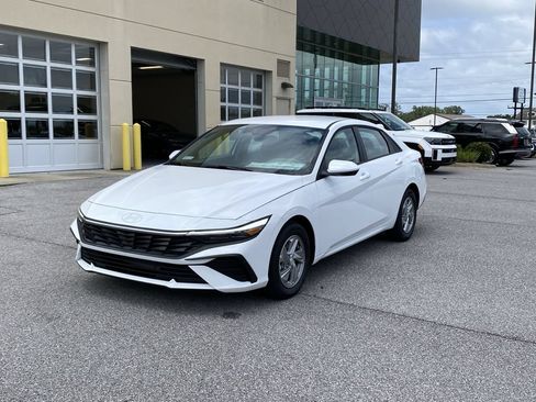 New 2026 Hyundai Elantra SE FWD image 4