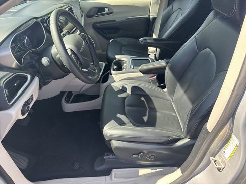 Used 2024 Chrysler Pacifica Touring-L image 9