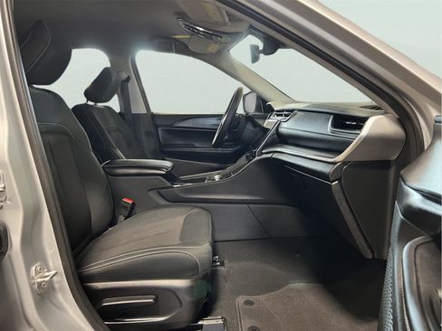 Used 2024 Jeep Grand Cherokee Laredo image 13