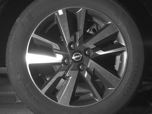 Used 2025 Nissan Versa SV FWD image 15