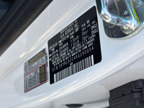 Used 2024 Kia Sorento S image 32