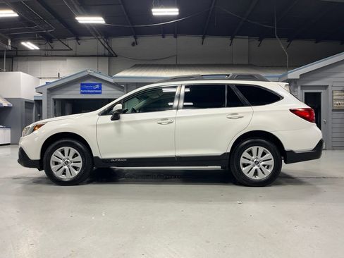 Used 2018 Subaru Outback 2.5i Premium w/ Popular Package #1 AWD/4WD image 1