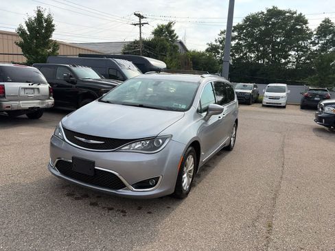 Certified 2018 Chrysler Pacifica Touring-L FWD image 1