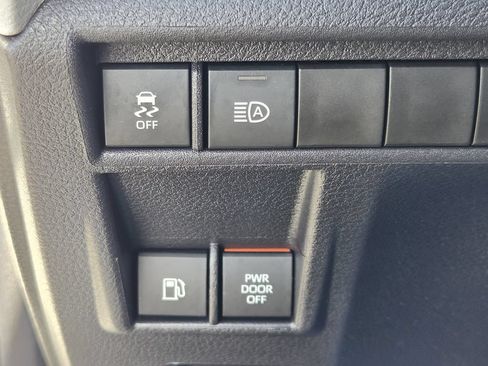 Used 2025 Toyota Sienna LE FWD image 25
